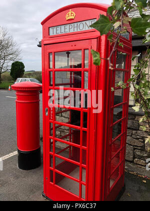RED GPO TELEPHONE BOX AND POST BOX. Photo: Tony Gale Stock Photo
