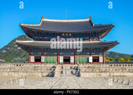 Geunjeongjeon, main throne hall of Gyeongbokgung Stock Photo