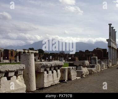 Italy, Pompeii. Forum colonnade with the double order of the columns (Ionic in the upper part and Doric in the lower part) separated by an architrave. Limestone. Imperial epoch. La Campania. Stock Photo