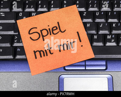 Memo note on notebook, Spiel mit mir play with me Stock Photo