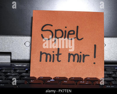 Memo note on notebook, Spiel mit mir play with me Stock Photo