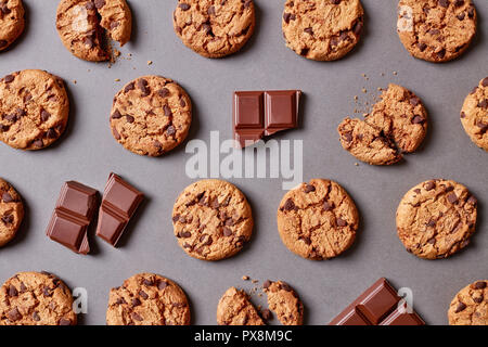 Cookies pattern. Fresh chocolate chips cookies on grey background Stock Photo
