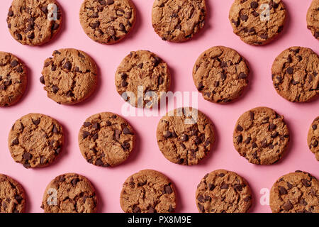 Fresh chocolate chips cookies pattern on pink background Stock Photo