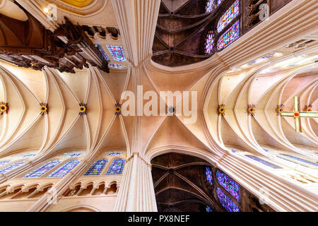 The vaulted ceiling interior of Chartres Cathedral de Notre Dame, France Stock Photo
