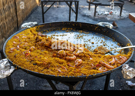 Large skillet of Paella being cooked outdoors Stock Photo - Alamy