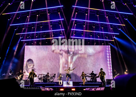 Milan, Italy. 19th Oct, 2018. Jason Derulo performs on stage at Mediolanum Forum, for his single date in Italy of the 2Sides World Tour Credit: Valeria Portinari/Alamy Live News Stock Photo