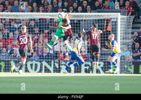 Bournemouth, UK. 20th Oct, 2018. Alex McCarthy of Southampton catches the ball under pressure from Nathan AkŽ of Bournemouth during the Premier League match between AFC Bournemouth and Southampton at the Vitality Stadium, Bournemouth, England on 20 October 2018. Photo by Simon Carlton.  Editorial use only, license required for commercial use. No use in betting, games or a single club/league/player publications. Credit: UK Sports Pics Ltd/Alamy Live News Stock Photo