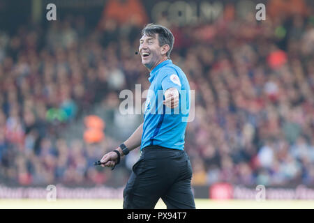 Bournemouth, UK. 20th Oct, 2018. Referee Lee Probert sees the funny side of life during the Premier League match between AFC Bournemouth and Southampton at the Vitality Stadium, Bournemouth, England on 20 October 2018. Photo by Simon Carlton.  Editorial use only, license required for commercial use. No use in betting, games or a single club/league/player publications. Credit: UK Sports Pics Ltd/Alamy Live News Stock Photo