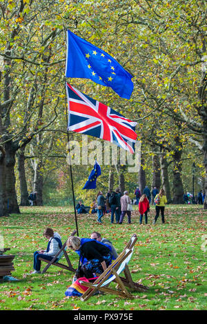 London, UK. 20th Oct, 2018. People arrive and walk through an autumnal Green Park - The People’s Vote March For The Future demanding a Vote on any Brexit deal. The protest assembled on Park Lane and then marched to Parliament Square for speeches. Credit: Guy Bell/Alamy Live News Stock Photo