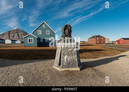 Bust of the Norwegian polar explorer Roald Amundsen, Ny-Ålesund, Spitsbergen Island, Svalbard Archipelago Stock Photo