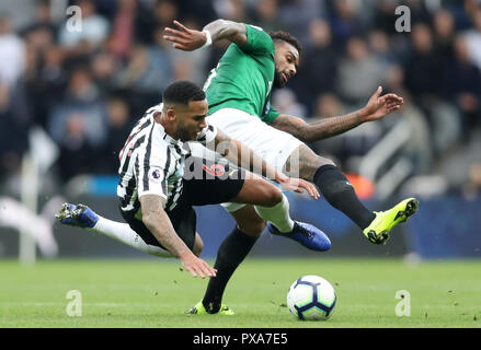 Newcastle United's Jamaal Lascelles (left) challenges Brighton & Hove Albion's Jurgen Locadia during the Premier League match at St James' Park, Newcastle. Stock Photo