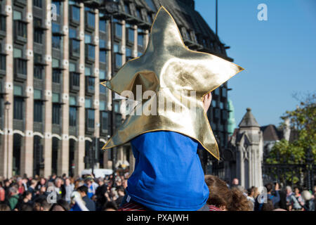 London, England, UK. 20 October, 2018.  A star is born! More than 700,000 people took part in the People's Vote march © Benjamin John/ Alamy Stock Photo