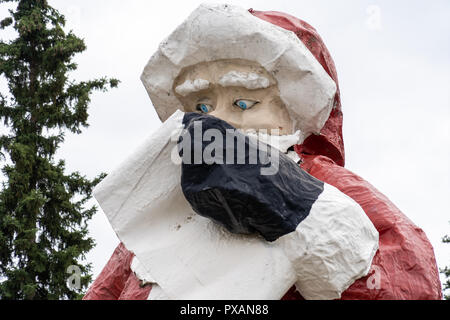 AUGUST 10 2018 - NORTH POLE, ALASKA: Giant Santa Claus statue outside of the famous Santa Claus House is a popular roadside attraction for tourists Stock Photo