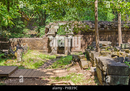 Destroyed wall with the corbel arch above the gate of Phimeanakas or Vimeanakas, a Hindu temple located inside the walled enclosure of the Royal Palac Stock Photo