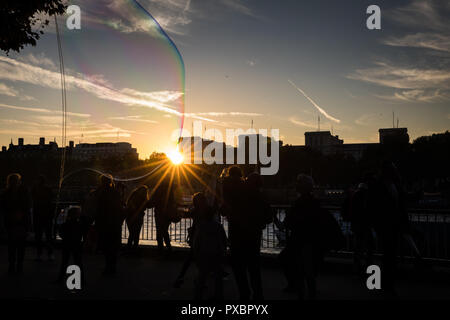 Southbank, London UK.  20th October 2018. UK Weather, beautiful skies over London during sunset. Sunburst and giant bubbles on southbank. Credit: carol moir/Alamy Live News