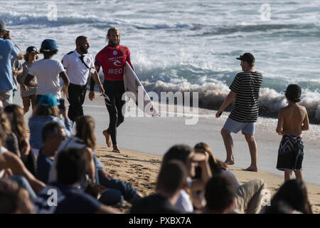 Peniche, Portugal. 20th Oct, 2018. Owen Wright (AUS) is seen leaving the water at Supertubos Beach, Peniche.Brazilian surfer Italo Ferreira won the Portuguese stage of the World Surf League, MEO Rio Curl Pro, held in Peniche. Ferreira defeated frenchman Joan Duru in the final after beating compatriot Gabriel Medina in the semi-finals. Now all the attention goes to Havaii, the final step that will decide the next world surfing champion. Credit: Hugo Amaral/SOPA Images/ZUMA Wire/Alamy Live News Stock Photo