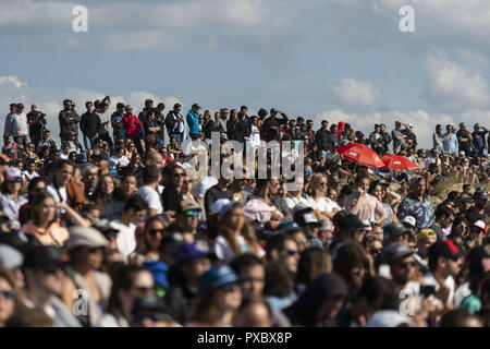 Peniche, Portugal. 20th Oct, 2018. Crowd is seen watching the Portuguese stage of the World Surf League, MEO Rio Curl Pro, held in Peniche.Brazilian surfer Italo Ferreira won the Portuguese stage of the World Surf League, MEO Rio Curl Pro, held in Peniche. Ferreira defeated frenchman Joan Duru in the final after beating compatriot Gabriel Medina in the semi-finals. Now all the attention goes to Havaii, the final step that will decide the next world surfing champion. Credit: Hugo Amaral/SOPA Images/ZUMA Wire/Alamy Live News Stock Photo