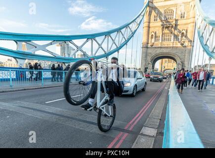 London, UK. 21st Oct, 2018. Gangs of youths travel over Tower Bridge on their bikes with busy traffic on one wheel, known as a wheelie Credit: Rich Dyson/Alamy Live News Stock Photo