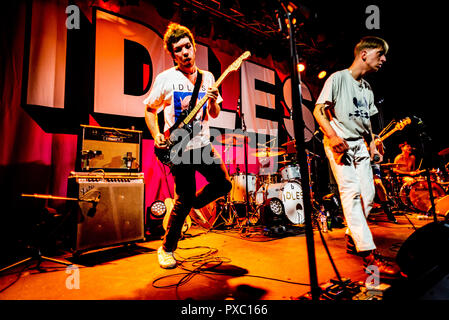 Glasgow, UK. 20th Oct, 2018. Post punk Bristol band Heavy Lungs onstage at the Queen Margaret Union in Glasgow, Scotland. The band are currently touring with the headline act IDLES who they have just recorded the ‘Danny Nedelko/Blood Brother' split 7” single. Credit: Andy Catlin/Alamy Live News