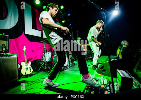 Glasgow, UK. 20th Oct, 2018. Post punk Bristol band Heavy Lungs onstage at the Queen Margaret Union in Glasgow, Scotland. The band are currently touring with the headline act IDLES who they have just recorded the ‘Danny Nedelko/Blood Brother' split 7” single. Credit: Andy Catlin/Alamy Live News