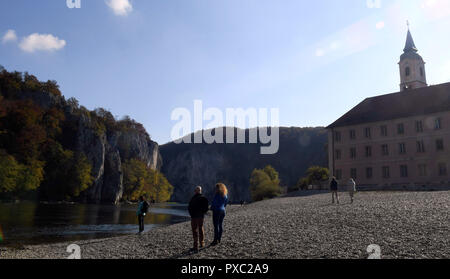 Weltenburg, Germany. 21st Oct, 2018. In sunny autumn weather, excursionists stand at the Danube breakthrough near Weltenburg Monastery. Credit: Felix Hörhager/dpa/Alamy Live News Stock Photo