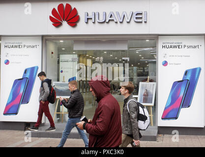 Kiev, Kiev, Ukraine. 20th Oct, 2018. People seen walking past a Huawei brand store in Kiev, Ukraine. Credit: Pavlo Gonchar/SOPA Images/ZUMA Wire/Alamy Live News Stock Photo