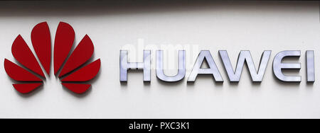 Kiev, Kiev, Ukraine. 20th Oct, 2018. Huawei logo seen at the entrance to a Huawei brand store in Kiev, Ukraine. Credit: Pavlo Gonchar/SOPA Images/ZUMA Wire/Alamy Live News Stock Photo