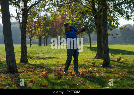 London, UK. 21st Oct 2018. Golfers enjoying sunny autumn weather on Brent Valley golf course in London. Photo date: Sunday, October 21, 2018. Photo: Roger Garfield/Alamy Entertainment Credit: Roger Garfield/Alamy Live News Stock Photo