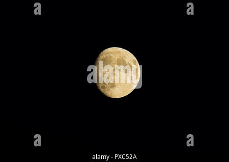London, UK. 21st Oct 2018. Moon rises over North London after a sunny and warm day in the capital. Waxing gibbous with 90% visibility 90% and full moon will be on 24 October 2018.   Credit: Dinendra Haria/Alamy Live News Stock Photo