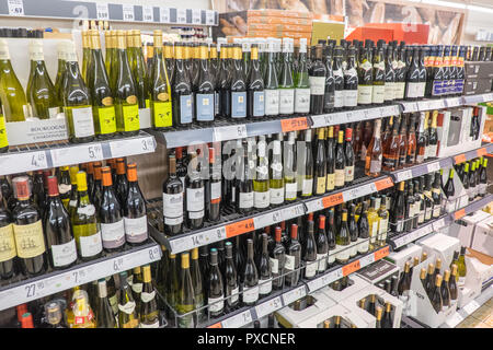 Huge,choice,of,wine,Interior,inside,Lidl,shop,German,chain,of,budget,supermarket,supermarkets,Limoux,Aude,South,of,France,French,Europe,European, Stock Photo