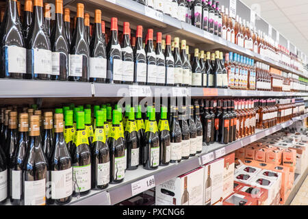 Huge,choice,of,wine,Interior,inside,Lidl,shop,German,chain,of,budget,supermarket,supermarkets,Limoux,Aude,South,of,France,French,Europe,European, Stock Photo