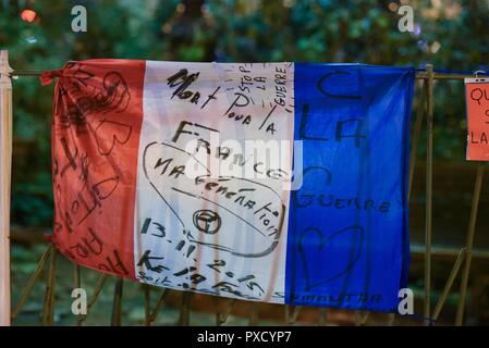 November 22, 2015 - Paris, France: People pay tribute to the victims of the November 13 terror attacks with candles, drawings, street arts, and pictures of the dead with impromptu memorial near the Bataclan.  Memorial improvise, square du Bataclan, aux victimes du 13 novembre 2015. *** FRANCE OUT / NO SALES TO FRENCH MEDIA *** Stock Photo