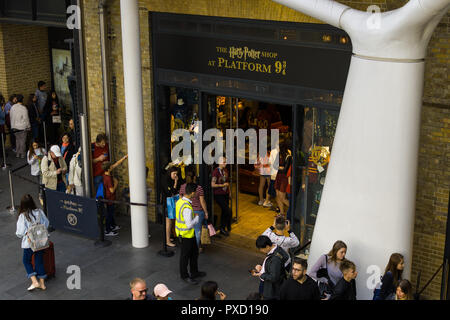 The Harry Potter Shop at Platform 9 ¾ Kings Cross Station entrance with shoppers browsing and queueing outside, London, UK Stock Photo