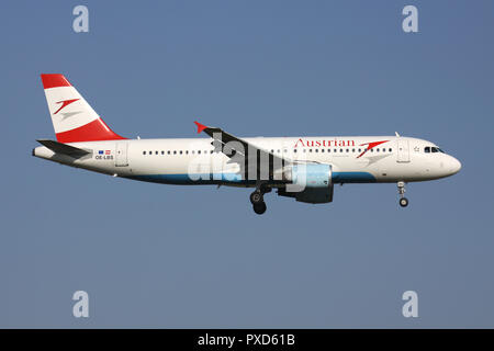 Austrian Airlines Airbus A320-200 (old livery) with registration OE-LBS on short final for runway 01 of Brussels Airport. Stock Photo