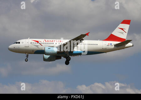 Austrian Airlines Airbus A319-100 (old livery) with registration OE-LDE on short final for runway 01 of Brussels Airport. Stock Photo