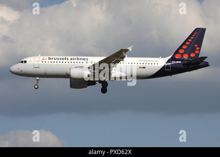 Belgian Brussels Airlines Airbus A320-200 with registration OO-SNB on short final for runway 01 of Brussels Airport. Stock Photo
