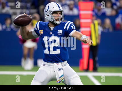 Indianapolis, Indiana, USA. 21st Oct, 2018. Indianapolis Colts quarterback Andrew Luck (12) passes the ball during NFL football game action between the Buffalo Bills and the Indianapolis Colts at Lucas Oil Stadium in Indianapolis, Indiana. John Mersits/CSM/Alamy Live News Stock Photo