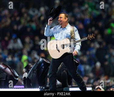 South Bend, Indiana, USA. 20th Oct, 2018. GARTH BROOKS makes history and performs first full stand-alone concert at Notre Dame Stadium in South Bend, Indiana to a sold out crowd of 84,000 people on October 20, 2018. Credit: Lora Olive/ZUMA Wire/Alamy Live News Stock Photo