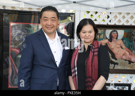 Beverly Hills, California, USA. 20th October, 2018. Chinese TV host Joey Zhou and Chinese-American artist Xia Li at the Beverly Hills Art Show in Beverly Hills, California on October 20, 2018. Li is known for her depiction of strong women figures in her paintings and her unique style that combines traditional Chinese ink painting with contemporary Western portraiture. In her artwork, she is looking to create a new visual language for expressing the essence of Chinese culture that is modern and inclusive. Sheri Determan/Alamy Live News Stock Photo