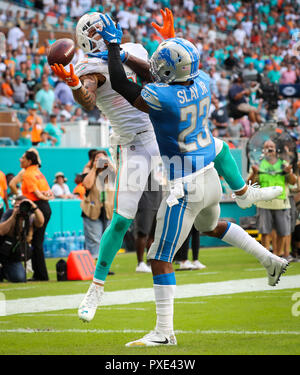 Miami Gardens, Florida, USA. 21st Oct, 2018. Miami Dolphins wide receiver Kenny Stills (10) can't hold on to a pass in the end zone, defended by Detroit Lions cornerback Darius Slay (23), during a NFL football game between the Detroit Lions and the Miami Dolphins at the Hard Rock Stadium in Miami Gardens, Florida. Credit: Mario Houben/ZUMA Wire/Alamy Live News Stock Photo