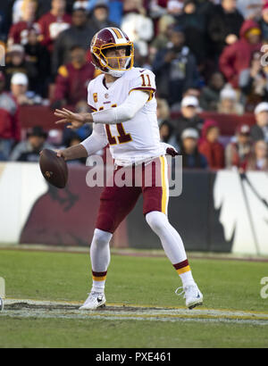 Landover, Maryland, USA. 21st Oct, 2018. Washington Redskins quarterback Alex Smith (11) looks for a receiver in second quarter action against the Dallas Cowboys at FedEx Field in Landover, Maryland on Sunday, October 21, 2018 Credit: Ron Sachs/CNP/ZUMA Wire/Alamy Live News Stock Photo