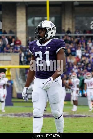 https://l450v.alamy.com/450v/pxe4ew/waco-texas-usa-20th-oct-2018-tcu-horned-frogs-running-back-emari-demercado-21-gets-ready-for-a-kickoff-during-the-1st-half-of-the-ncaa-football-game-between-the-oklahoma-sooners-and-the-tcu-horned-frogs-at-amon-g-carter-in-waco-texas-matthew-lynchcsmalamy-live-news-pxe4ew.jpg