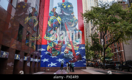 Manhattan, New York, USA. 21st Oct 2018. Brazilian artist Eduardo Kobra honors firefighters who worked on the September 11 attacks is seen on Manhattan Island in New York in the United States this Sunday, 21. (PHOTO: WILLIAM VOLCOV/BRAZIL PHOTO PRESS) Credit: Brazil Photo Press/Alamy Live News Stock Photo