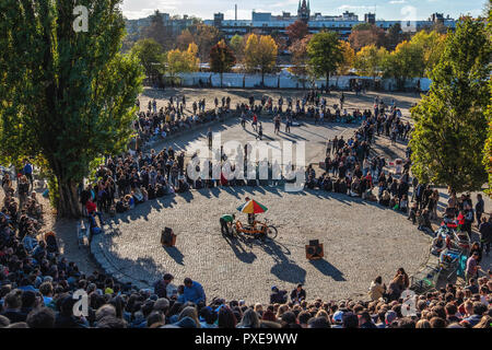 Berlin, Germany. 21st October 2018. The popular  Mauerpark park was crowded as Berliners & tourists enjoy  the last of the warm autumn weather. People enjoy entertainment at the 'bear pit' and the basket ball field is in use.credit: Eden Breitz/Alamy Live News Stock Photo