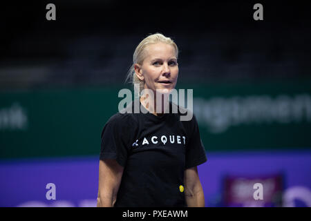 Kallang, SINGAPORE. 22nd Oct, 2018. Rennae Stubbs during practice at the 2018 WTA Finals tennis tournament Credit: AFP7/ZUMA Wire/Alamy Live News Stock Photo