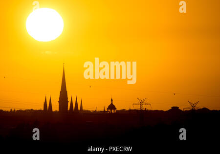 Oldenburg, Germany. 22nd Oct, 2018. The sun goes down over the Lamberti church and bathes the silhouette of the city in a warm light. Credit: Hauke-Christian Dittrich/dpa/Alamy Live News Stock Photo
