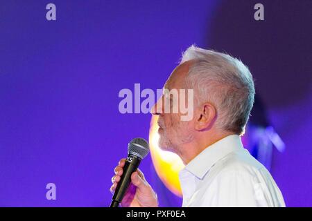 © Chris Bull. 23/9/18   LIVERPOOL   , UK.   The Labour Party Conference today (Sunday 23rd Septeber 2018). Leader of the UK labour Party Jeremy Corbyn MP speaks at the Momentum event - A World for the Many - held at the Hinterlands Theatre main space , Liverpool.     Photo credit: CHRIS BULL Stock Photo