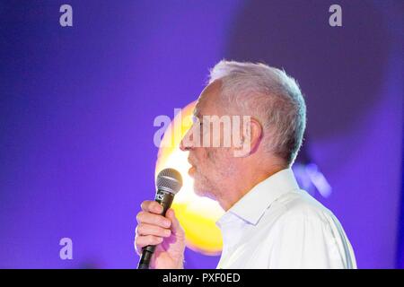© Chris Bull. 23/9/18   LIVERPOOL   , UK.   The Labour Party Conference today (Sunday 23rd Septeber 2018). Leader of the UK labour Party Jeremy Corbyn MP speaks at the Momentum event - A World for the Many - held at the Hinterlands Theatre main space , Liverpool.     Photo credit: CHRIS BULL Stock Photo