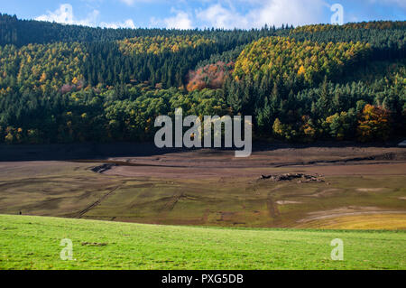 The exposed stream bed of Derwent Valley due to low water levels in the Peak District, UK Stock Photo