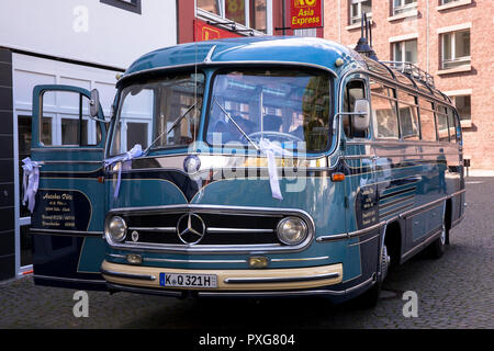 Mercedes-Benz oldtimer bus model O 321 H on the Heumarkt, booked for a wedding, Cologne, Germany.  Mercedes-Benz Oldtimer Reisebus Model O 321 H auf d